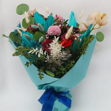 Load image into Gallery viewer, Mixed Fresh and Dried Floral Bouquet