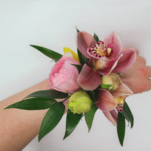 Load image into Gallery viewer, Floral Wrist Corsage
