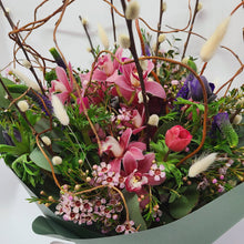 Load image into Gallery viewer, Mixed Fresh and Dried Floral Bouquet